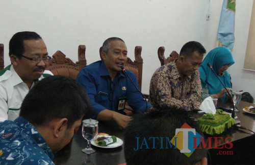 Kepala Badan Perencanaan, Penelitian dan Pengembangan (Barenlitbang) Kota Malang Erik Setyo Santoso saat membuka kegiatan fasilitasi dan verivikasi dokumen Kota Sehat di Balaikota Malang. (Foto: Nurlayla Ratri/MalangTIMES)