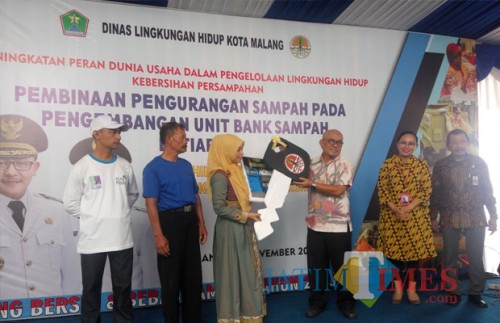 Perwakilan Kementerian Lingkungan Hidup dan Kehutanan (KLHK), Ujang Solihin Sidik (berkacamata) saat memberikan bantuan motor secara simbolis kepada BSM Malang (Anggara Sudiongko/MalangTIMES)