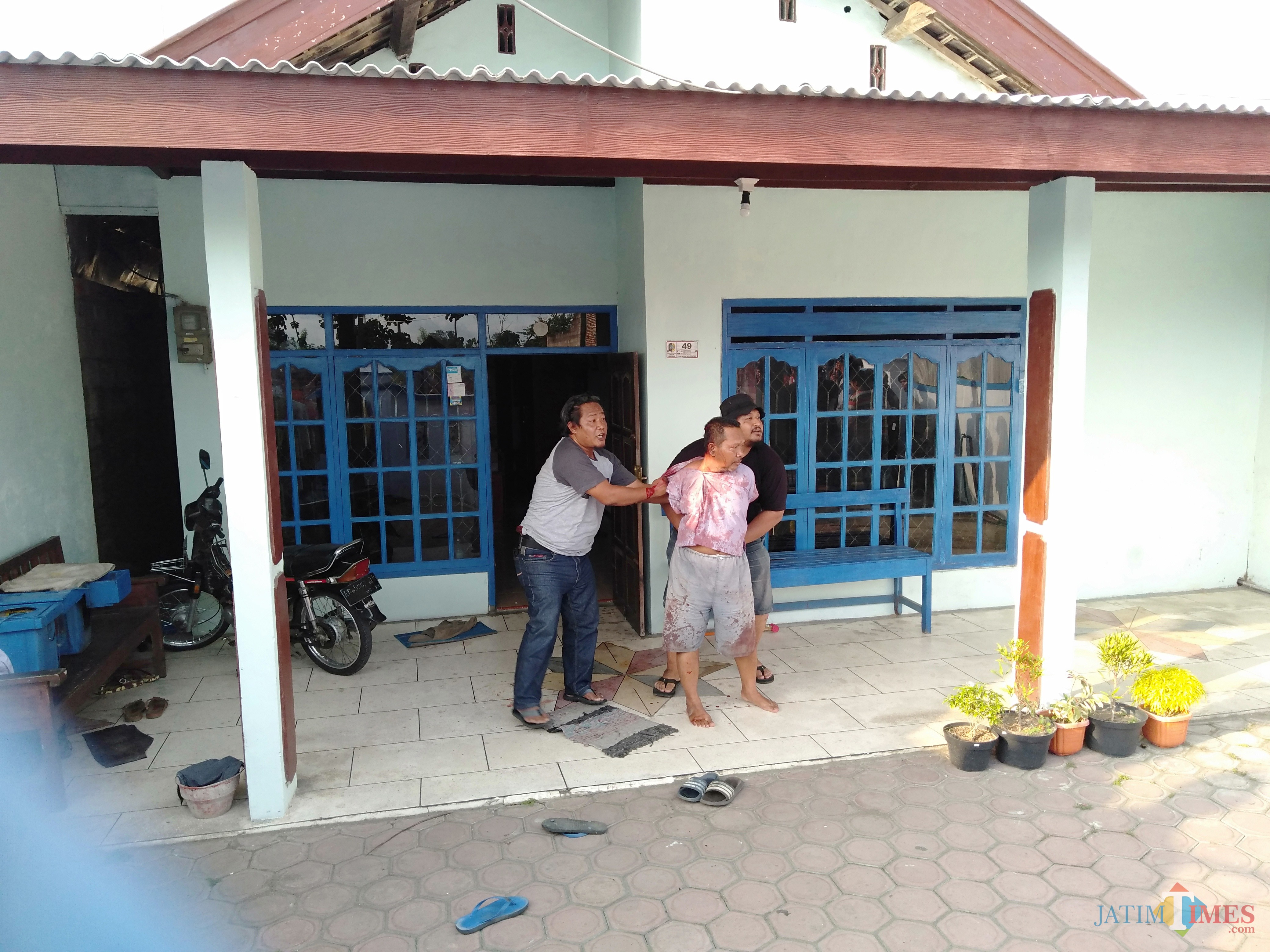 Pelaku Matal saat ditangkap oleh pihak berwajib (foto : Joko Pramono/Jatimtimes)