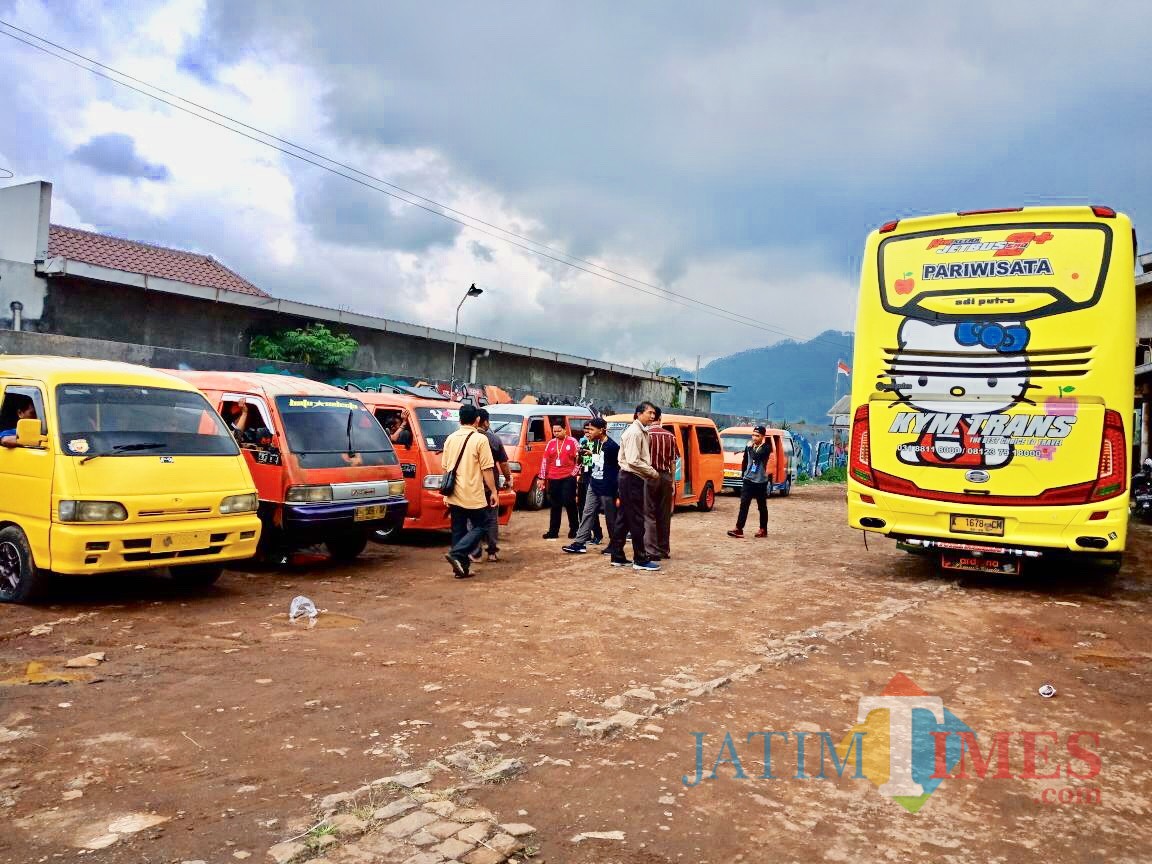 Deretan angkutan Kota Batu yang terparkir di rest area Desa Tulungrejo, Kecamatan Bumiaji. (Foto: Irsya Richa/MalangTIMES)