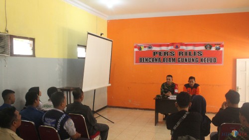 Dandim 0808/Blitar Letkol Inf Kris Bianto memberikan keterangan pers kepada wartawan dan lintas sektor terkait penanganan bencana Kelud.(Foto : Aunur Rofiq/BlitarTIMES)