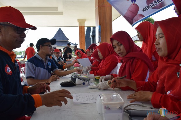 Salah seorang peserta kegiatan Hari Diabetes sedang memeriksakan kadar gula darahnya secara gratis. (Foto:Meidian Dona Doni/BlitarTIMES)