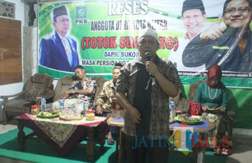 Totok Sugiarto menyampaikan materi reses di Karangsari.(Foto : Aunur Rofiq/BlitarTIMES)
