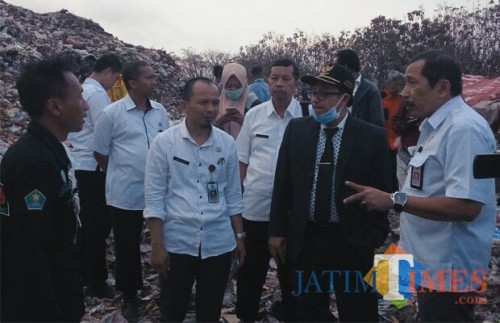 Kepala DLH Kota Malang, Agoes Edy Poetranto (paling kanan) bersama Walikota Malang, Sutiaji saat memantau TPU Supit Urang (Doc MalangTIMES)