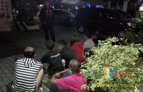 Belasan bocah yang masih duduk dibangku kelas SD, SMP dan SMA saat digiring ke Polsek Singosari guna mendapatkan pembinaan lantaran pesta miras di pinggir jalan, Kabupaten Malang (Foto : Polsek Singosari for MalngTIMES)