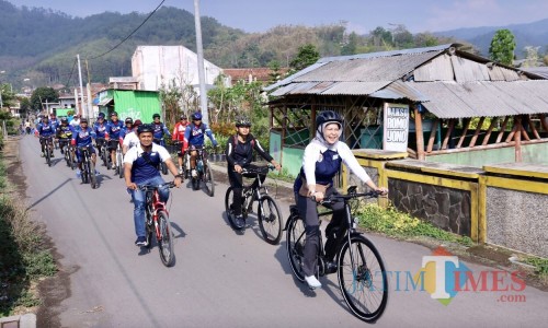 Wali Kota Batu Dewanti Rumpoko memandu goweser di Desa Sidomulyo, Minggu (18/11/2018). (Foto: istimewa)