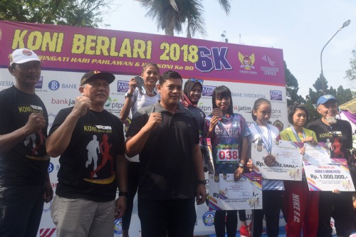 Wali Kota Kediri Abdullah Abu Bakar usai memberikan medali kepada para peserta lari (ist)