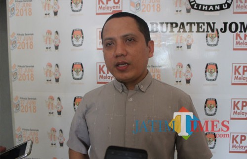 Komisioner KPU Kabupaten Jombang Divisi Data, Abdul Wadud Burhan Abadi saat diwawancarai (Foto: Adi Rosul / JombangTIMES)
