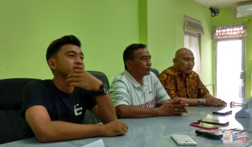 Manager Metro FC, Bambang Suryo (paling kanan) saat dijumpai di Stadion Gajayana (Hendra Saputra)