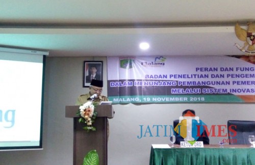 Wakil Bupati Malang, Sanusi saat hadir dalam seminar Peran dan Fungsi Badan Penelitian dan Pengembangan Daerah Dalam Menunjang Pembangunan Pemerintahan Kabupaten Malang Melalui Sistem Inovasi Daerah di Hotel Savana, Senin (19/11/201) (Pipit/MalangTIMES)