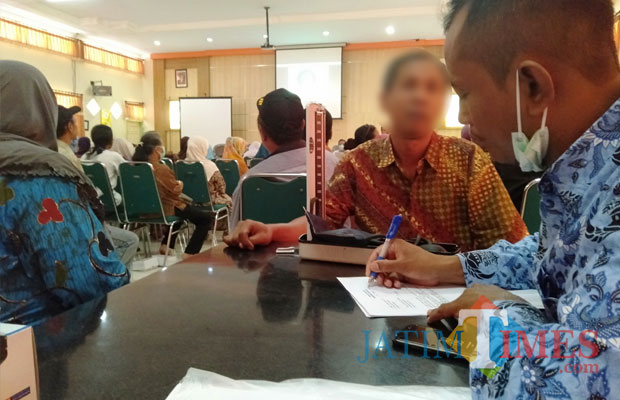 Orang yang berpotensi menderita TBC diperiksa oleh tenaga kesehatan (foto : Joko Pramono/Jatimtimes)