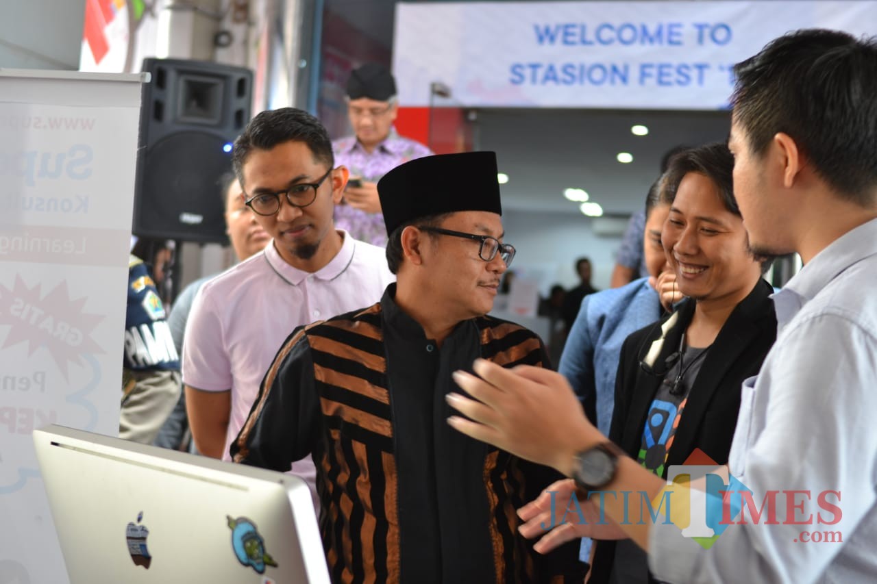 Wali Kota Malang Sutiaji (kopiah hitam) saat meninjau kegiatan Stasion Festival 2018, akhir pekan lalu. (Foto: Humas Pemkot Malang for MalangTIMES)