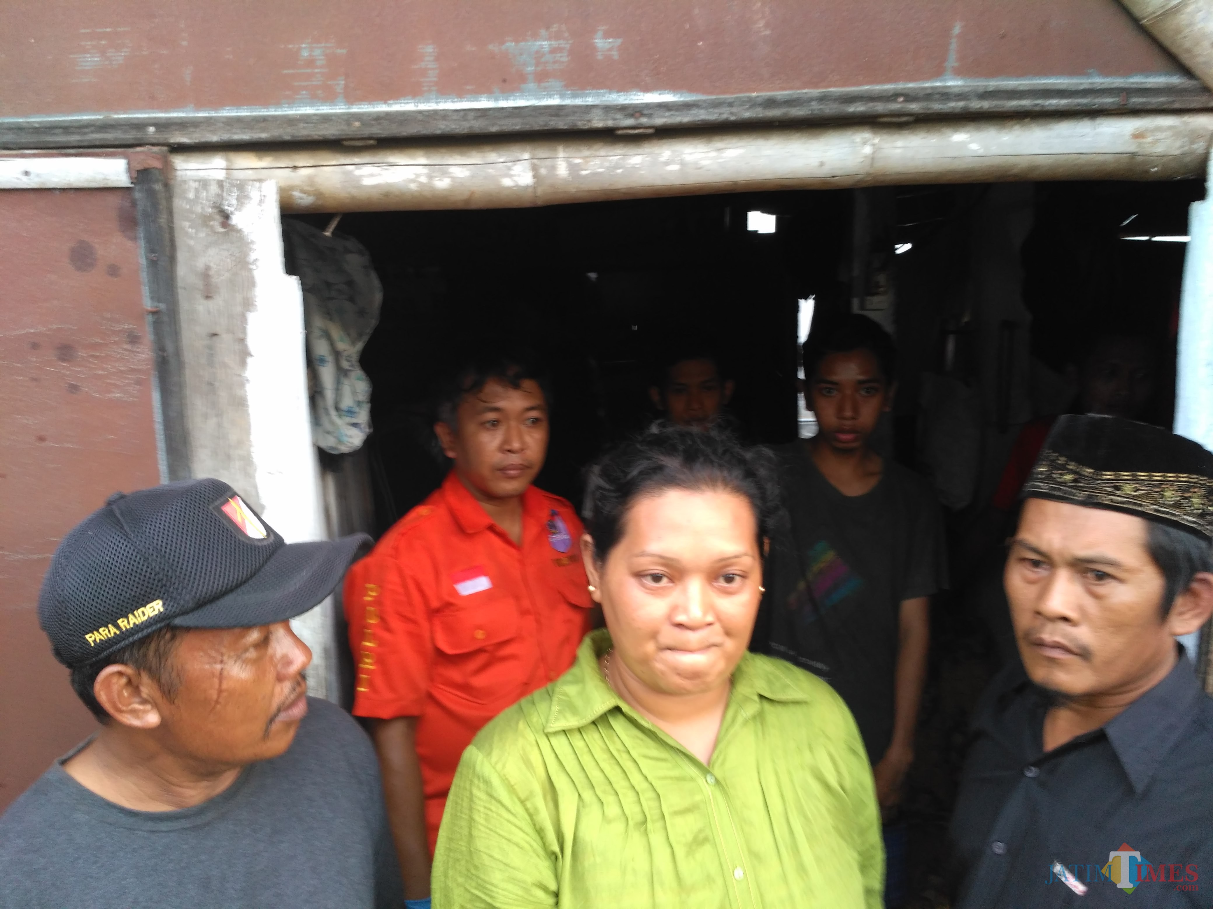 Pihak keluarga minta Matal pembunuh kakek neneknya dihukum mati (foto : Anang Basso / TulungagungTIMES)