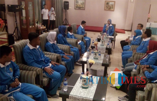 Bupati Jember saat menjamu atlet disabilitas dan ofisial sebelum berangkat berlaga dalam kejuaraan paralympic di Surabaya. (foto : Moh. Ali Makrus / Jatim TIMES)