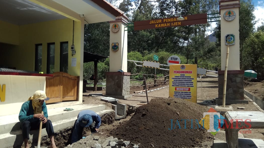 Sejumlah pekerja tampak melakukan aktivitas di pintu masuk menuju Kawah Ijen