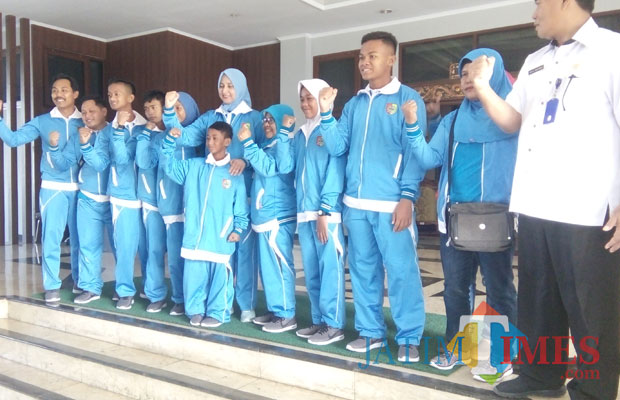 Bupati Jember dr Hj Faida MMR didampingi kadispora bersama sejumlah atlet disabilitas saat foto bersama sebelum berangkat ke Surabaya. (foto : Moh. Ali Makrus / Jatim TIMES)