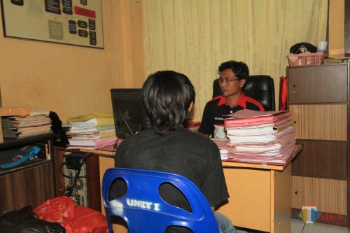 Pelaku NV saat dimintai keterangan penyidik Polres Probolinggo Kota, sesaat setelah disergap (Agus Salam/JatimTIMES)