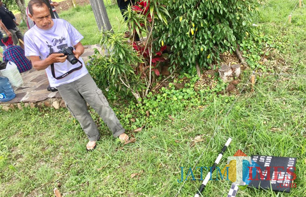 Tim BPCB saat memetakan lokasi terdapat benda purbakala yang akan digali di area sawah Punden Rondo Kuning (Nyi Sutinah) Kelurahan Songgokerto Kecamatan Batu, Kamis (22/11/2018). (Foto: Irsya Richa/MalangTIMES)