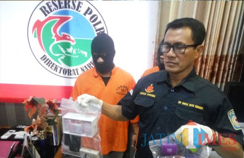 Kasat Reskoba Polres Malang Kota, AKP Syamsul Hidayat saat menunjukan barang bukti (Anggara Sudiongko/MalangTIMES)