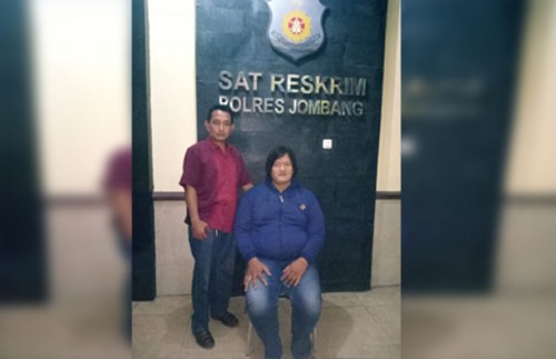 Sutrisno alias Rosa (35), pelaku penipuan bermodus kekuatan gaib, saat diamankan di Mapolres Jombang. (istimewa)