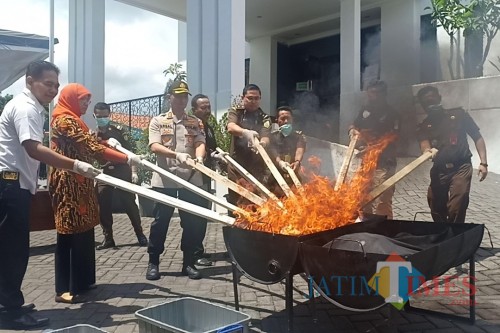 Pemusnahan barang bukti di Kejaksaan Negeri Lumajang. (Foto: Pawitra/JatimTIMES)