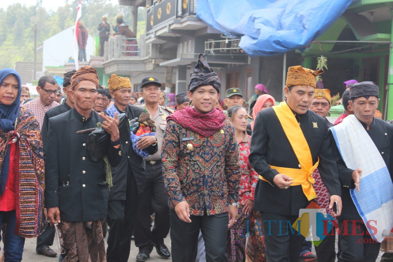 Bupati Lumajang H. Thoriqul Haq saat upacara Unan-Unan di Desa Ranupani. (Foto: Pawitra/JatimTIMES)