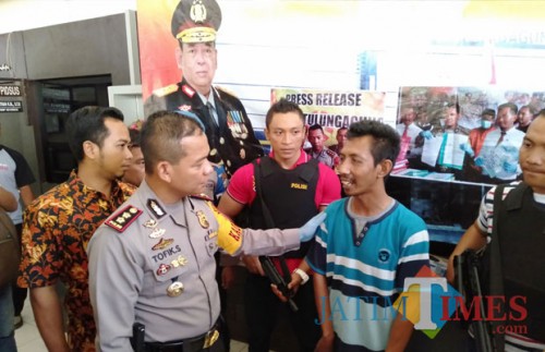 Kapolres saat berbincang dengan Puji Ati dalam relesae, Jumat (23/10. (foto : Joko Pramono/Jatimtimes)