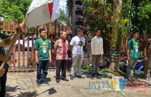 Dari kiri: Ketua Panitia Dharma Bhakti XXXII Wayan Jorsa, Ketua PHDI I Dewa Nyoman Supariasa dan Kadin Disbudpar Kabupaten Malang Made Arya Dewantara saat upacara pelepasan mahasiswa Bali pada acara Dharma Bhakti XXXII (Hendra Saputra)