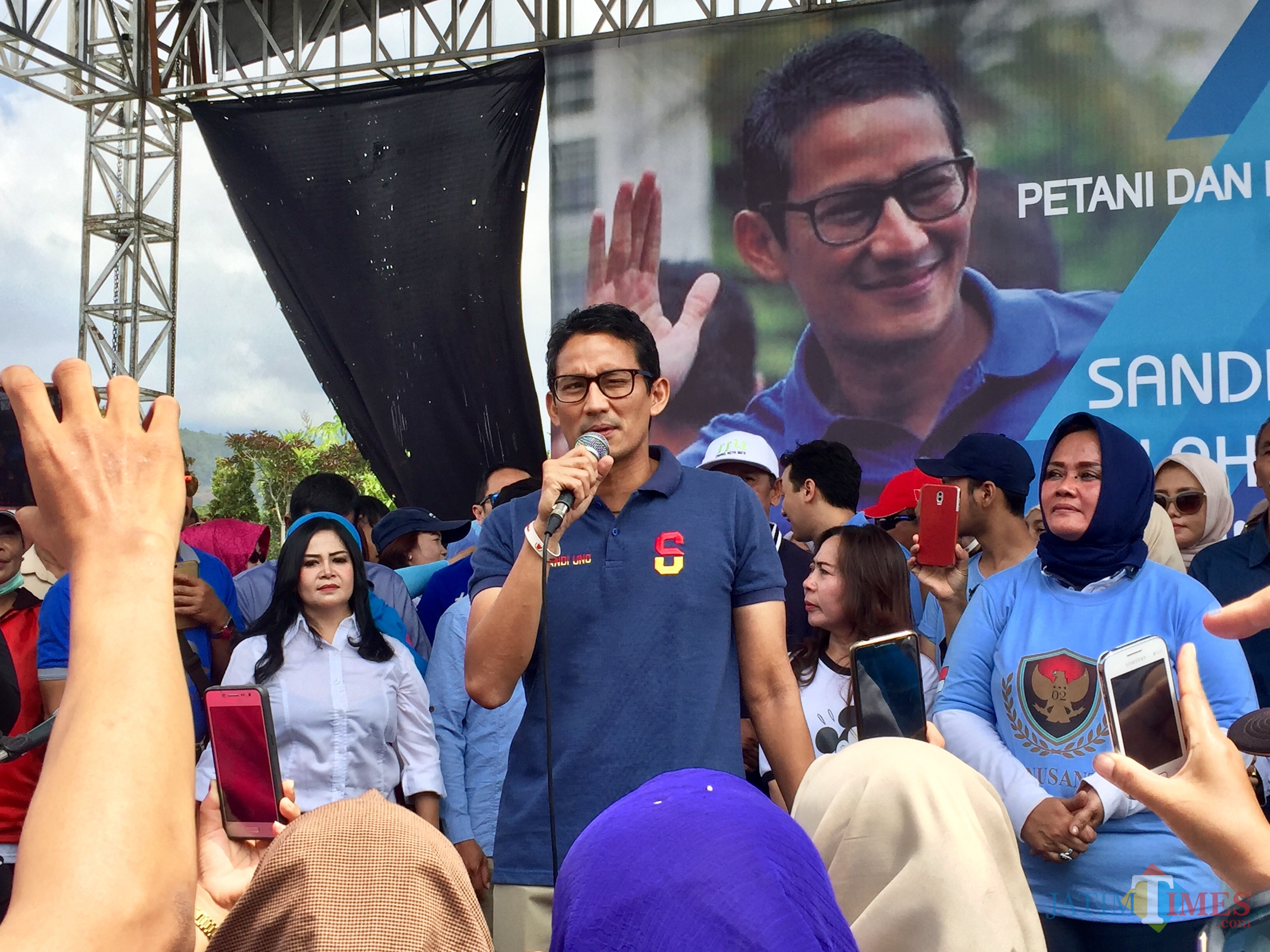 Sandiaga Salahuddin Uno saat berada di lapangan Pasar Bunga Desa Sidomulyo Kecamatan Batu, Sabtu (24/11/2018). (Foto: Irsya Richa/MalangTIMES)
