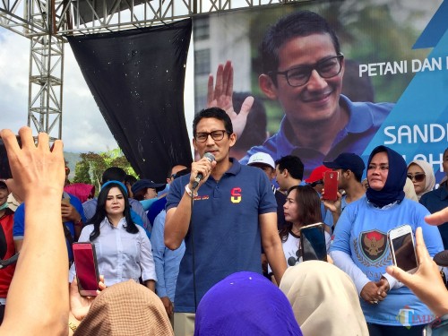 Sandiaga Salahuddin Uno saat berada di lapangan Pasar Bunga Desa Sidomulyo Kecamatan Batu, Sabtu (24/11/2018). (Foto: Irsya Richa/MalangTIMES)