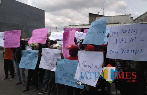 Demo menyatakan sikap di depan KPU Tulungagung yang dilakukan Driver Ojek (Foto : Anang Basso / TulungagungTIMES)