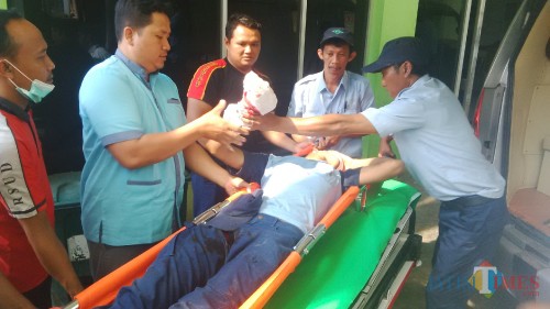 Junaidi saat tiba di RSUD dr Muhammad Saleh. Dia diantar rekan kerjanya. (Agus Salam/Jatium TIMES)