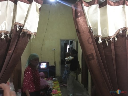 Suasana mengharukan menyelimuti rumah duka di Turen setelah,Juari, korban pengeroyokan, tewas mengenaskan. (Foto : Ashaq Lupito / MalangTIMES)
