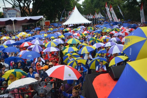 Meriah, ribuan peserta Goyang Payung Meriahkan Pencatatan Rekor Senam Maumere Dengan Payung Terbanyak (Istimewa)