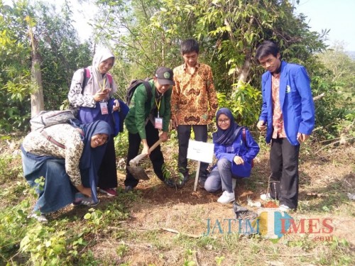 Mahasiswa Unisba Blitar ikuti kemah tani.