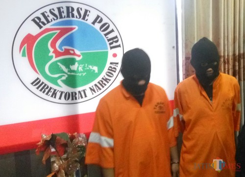 Kedua pelaku yang diamankan polisi (Anggara Sudiongko/MalangTIMES)