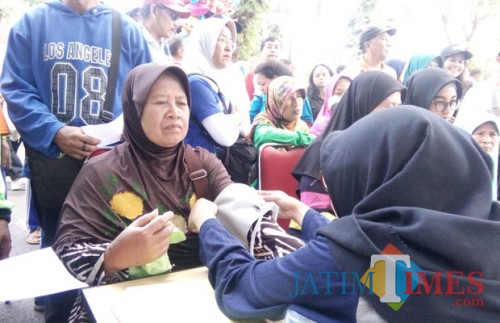 Layanan kesehatan gratis kerja sama Dinas Kesehatan Kota Malang dengan Persatuan Ahli Gizi Indonesia (Persagi) Kota Malang di Car Free Day. (Pipit Anggraeni/MalangTIMES).