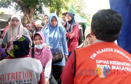 Layanan konsultasi kesehatan gratis kerja sama antara Dinas Kesehatan Kota Malang dengan Persatuan Ahli Gizi Indonesia (Persagi) Kota Malang di CFD setiap hari Minggu. (Pipit Anggraeni/MalangTIMES).