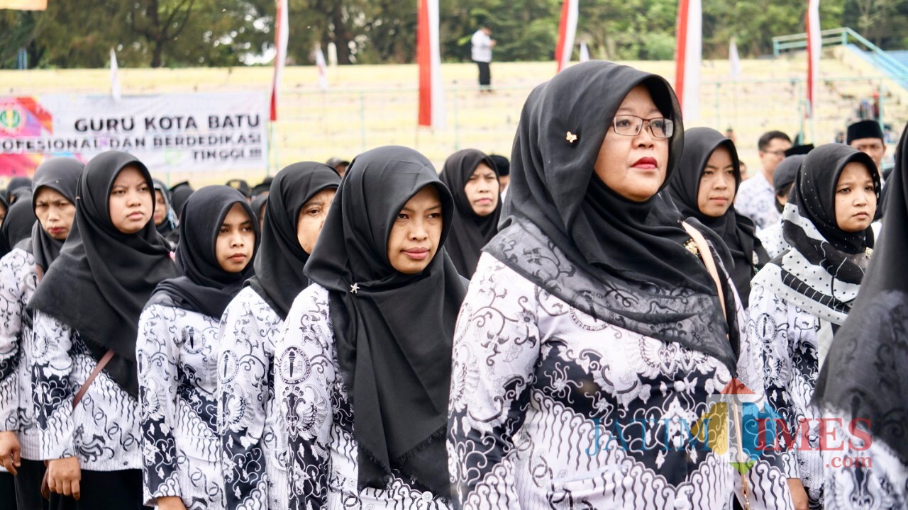 Para guru saat sedang mengikuti upacara Hari Guru 2018 di Stadion Brantas, Senin (26/11/2018). (Foto: istimewa)