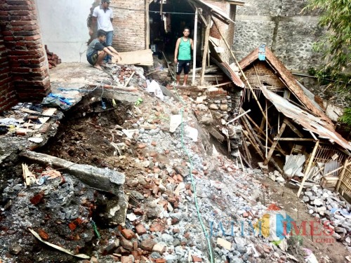 Kondisi rumah salah satu korban tanah longsor di Jl Salak Jl Salak Desa Pendem Kecamatan Junrejo beberapa saat lalu. (Foto: BPBD Kota Batu)