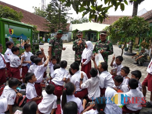 Siswa SDN Nglegok 1 antusias mengikuti Simokos.(Foto : Team BlitarTIMES)