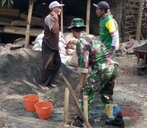 Babinsa Garum dan warga bergotong-royong bangun rumah.