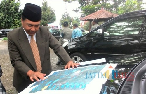 Kepala Dinas PU Bina Marga Kabupaten Malang Romdhoni saat memperlihatkan peta jalan di Kabupaten Malang (foto: Nana/ MalangTIMES)