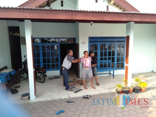 Matal saat ditangkap oleh pihak berwajib pada Jum'at, 16/11 (foto :Joko Pramono/Jatimtimes)