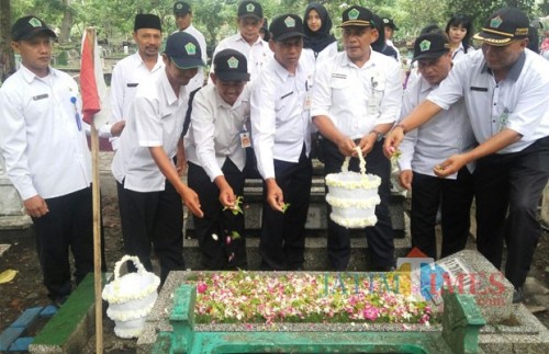 Suasana saat para ASN Pemkot Malang melakukan tabur bunga di TPU Kasin (Anggara Sudiongko/MalangTIMES)