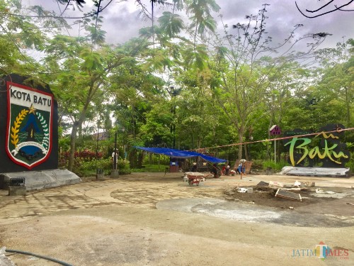 Para pekerja sedang membuat fasilitas olahraga di bagian tengah Hutan Kota Bondas. (Foto: Irsya Richa/MalangTIMES)