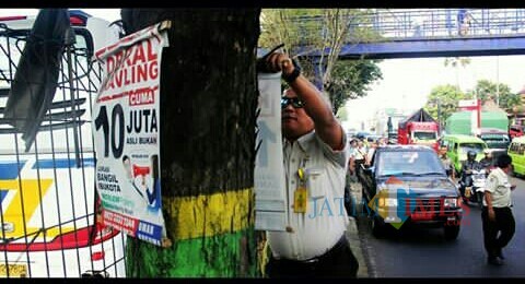 Pencopotan banner bodong oleh Bapenda Kabupaten Malang (Bapenda for MalangTIMES)