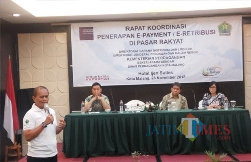 Wahyu Setianto Kepala Disdag Kota Malang saat memaparkan penerapan E-Retribusi di hadapan perwakilan Kementrian Perdagangan, Kamis (29/11/2018) (Anggara Sudiongko/MalangTIMES)