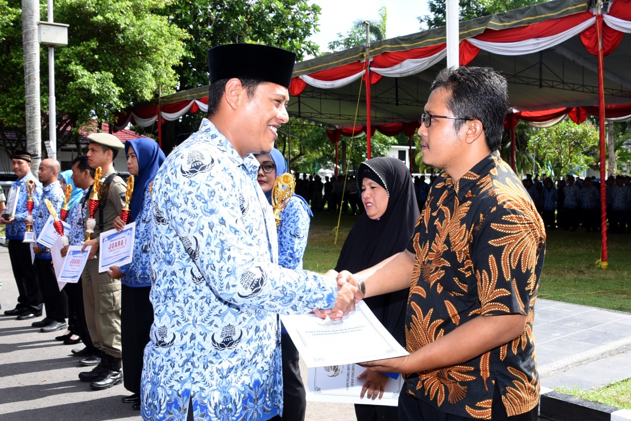 Wali Kota Kediri Abdullah Abu Bakar menyerahkan penghargaan secara simbolis usai upacara memperingati hari Korpri. (Istimewa)