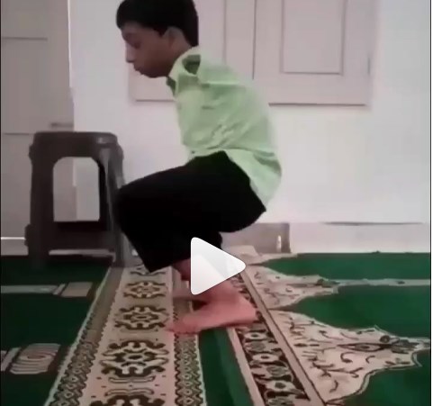Anak laki-laki tunadaksa saat salat, bikin meleleh hati dan menangis. (Ist)
